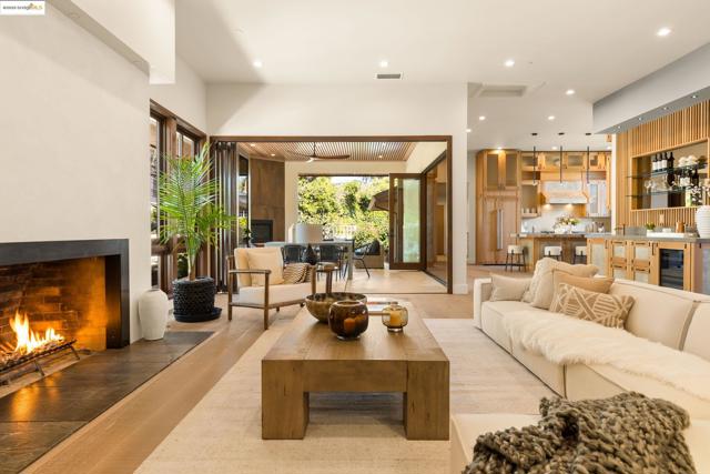 30 Lincolnshire Dr, Oakland CA: https://media.crmls.org/mediaz/ac3c8bf6-9e2b-44d1-a140-38a8d260e118.jpg