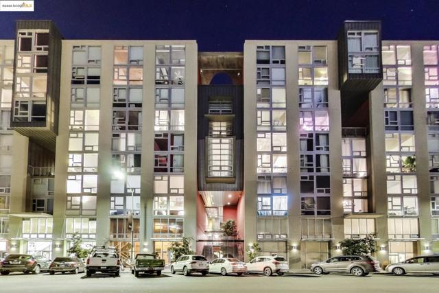 311 Oak St, Oakland CA: https://media.crmls.org/mediaz/ac3d1e41-5742-4f3a-a9a4-46c78ee6e2ed.jpg