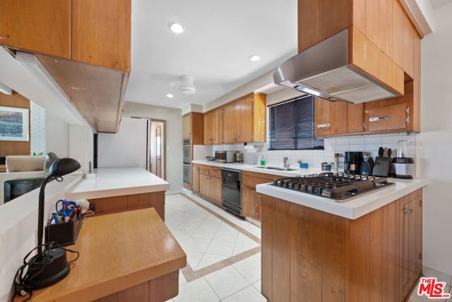 4260 S Cloverdale Avenue, Los Angeles CA: https://media.crmls.org/mediaz/ac3d61e2-d24c-43a8-a8d9-e1f1c2d32b77.jpg