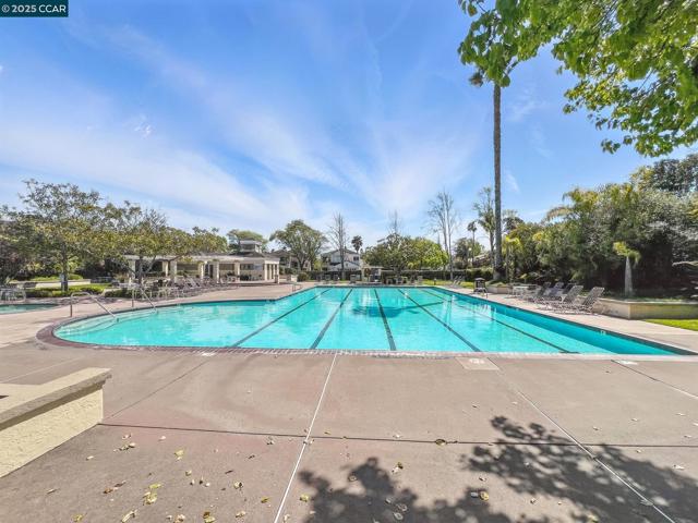 30300 Meridien Cir, Union City CA: https://media.crmls.org/mediaz/ac3e08b5-5724-486c-b99e-f1c7aac15b58.jpg