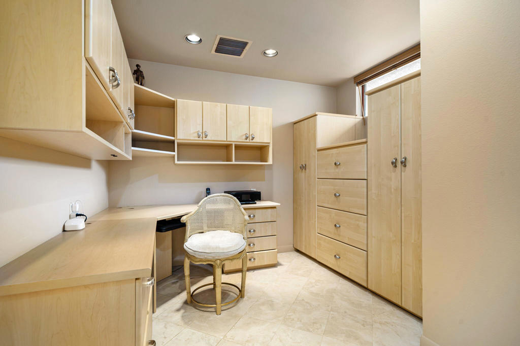 https://media.crmls.org/mediaz/ac3fe55f-a880-4fb5-bbd8-99793c023699.jpg?preset=X-Large