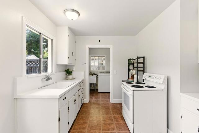 41 Murray Court, Redwood City CA: https://media.crmls.org/mediaz/ac403c20-c533-4b00-b87e-749a9b190229.jpg