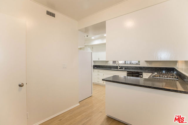 410 S Barrington Avenue, Los Angeles CA: https://media.crmls.org/mediaz/ac415fad-3d80-4c6e-ae37-595e67d39195.jpg