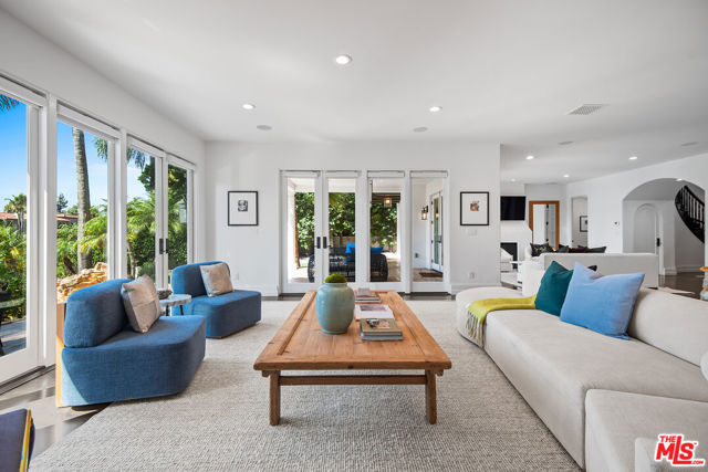 9928 Toluca Lake Avenue, Toluca Lake CA: https://media.crmls.org/mediaz/ac418d62-1f04-4a55-818f-23dfa1fc1081.jpg