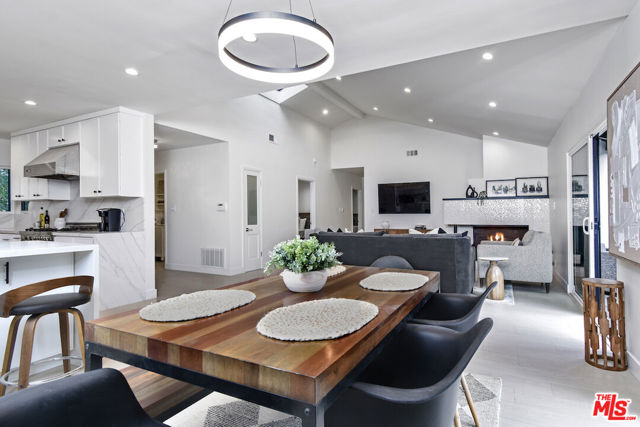 4512 Libbit Avenue, Encino CA: https://media.crmls.org/mediaz/ac425d2e-eb31-4ec2-a810-aceb4a805553.jpg