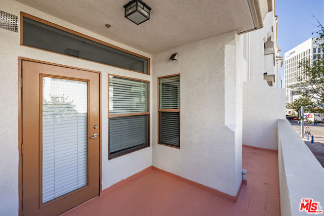 1040 Glendon Avenue, Los Angeles CA: https://media.crmls.org/mediaz/ac42b145-e2b6-48c0-89b0-60a2def87a38.jpg