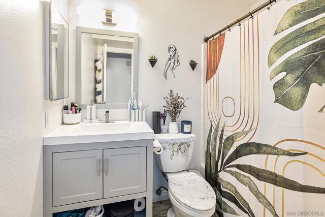 4887 Bella Pacific Row, San Diego CA: https://media.crmls.org/mediaz/ac4528b5-2128-4281-9cf7-3133ad976cc7.jpg