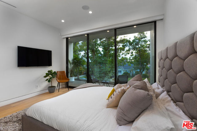 726 N Martel Avenue, Los Angeles CA: https://media.crmls.org/mediaz/ac45647a-2279-4979-bc7c-aac94de32c5e.jpg