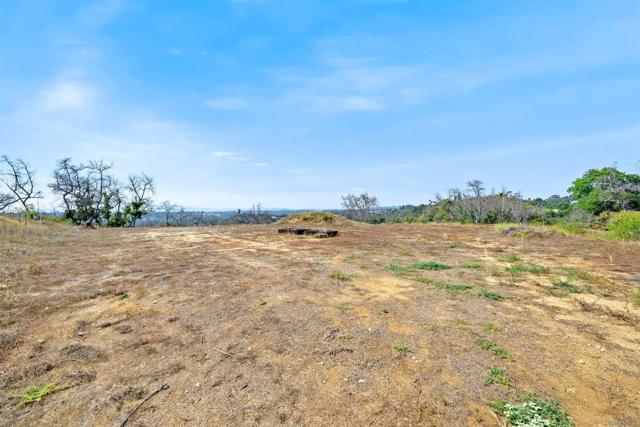 3240 Via Del Cielo, Fallbrook CA: https://media.crmls.org/mediaz/ac46666d-16f7-43f2-8283-654a791347a9.jpg