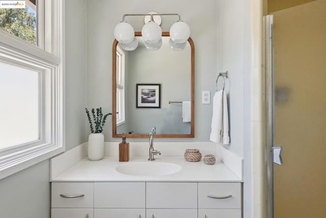 39 Norwood Ave, Kensington CA: https://media.crmls.org/mediaz/ac476eec-09a3-4b68-a6d0-bceeabf1113b.jpg