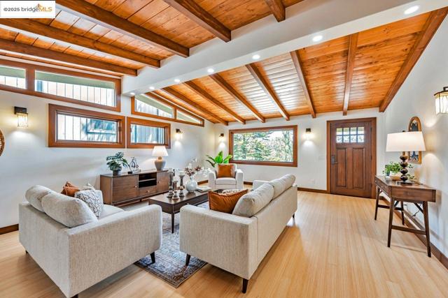 6815 Paso Robles Dr, Oakland CA: https://media.crmls.org/mediaz/ac47d33a-bacd-4758-8d28-5e9f6a39cc08.jpg
