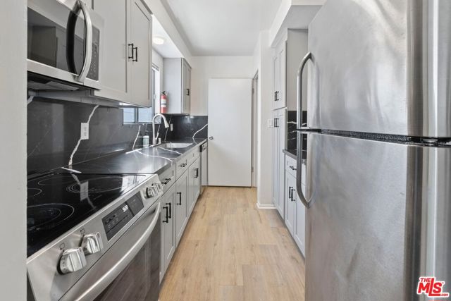 1852 Kelton Avenue, Los Angeles CA: https://media.crmls.org/mediaz/ac48da66-61ed-4bde-a9b5-09a373516680.jpg