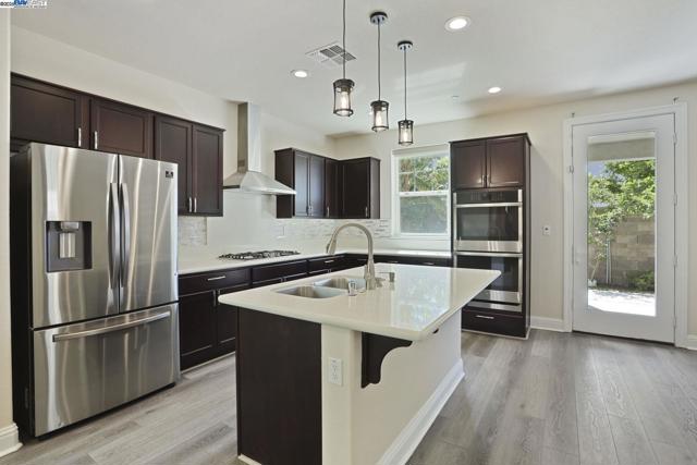 1503 S Oliveira Dr, Mountain House CA: https://media.crmls.org/mediaz/ac49aad8-dbc0-47c3-b00b-5979a8092642.jpg