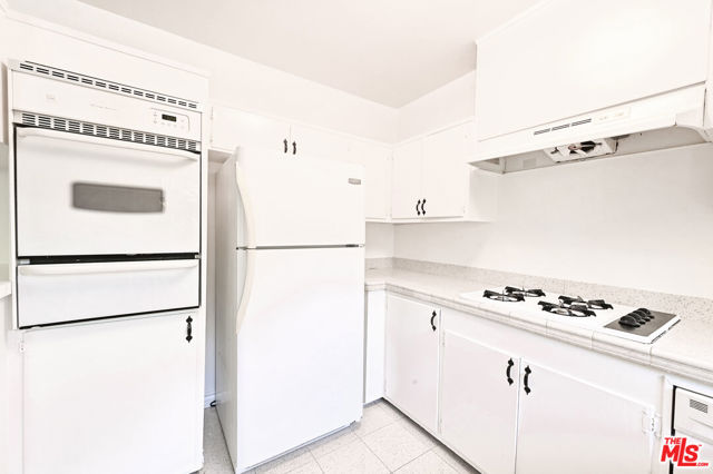 1868 10th Street, Santa Monica CA: https://media.crmls.org/mediaz/ac4b889a-e10c-4796-87cd-b0f6b361ca26.jpg