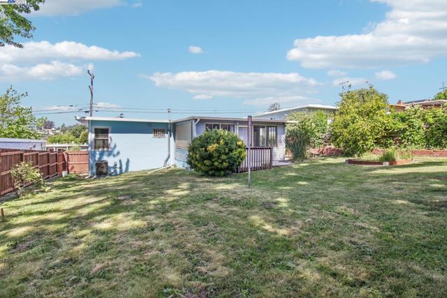 19136 Mayberry Dr, Castro Valley CA: https://media.crmls.org/mediaz/ac4e04cd-8d7e-4177-b0b4-67ccee939063.jpg