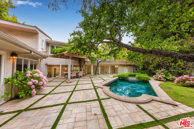 1290 Sunset Plaza Drive, Los Angeles CA: https://media.crmls.org/mediaz/ac4e1302-cd4a-450b-b175-6c02015a33a0.jpg