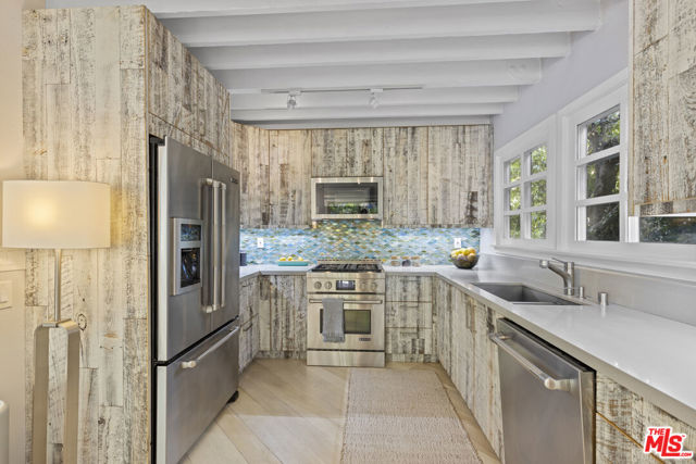 1362 Palisades Beach Road, Santa Monica CA: https://media.crmls.org/mediaz/ac4e5c4f-1a7c-46db-b267-83e1fbff3151.jpg