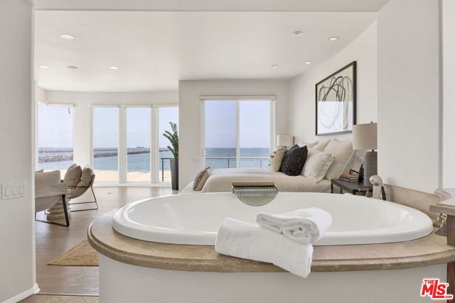 7019 E Seaside Walk, Long Beach CA: https://media.crmls.org/mediaz/ac4e9708-4221-46ef-ace7-51e09e213cde.jpg