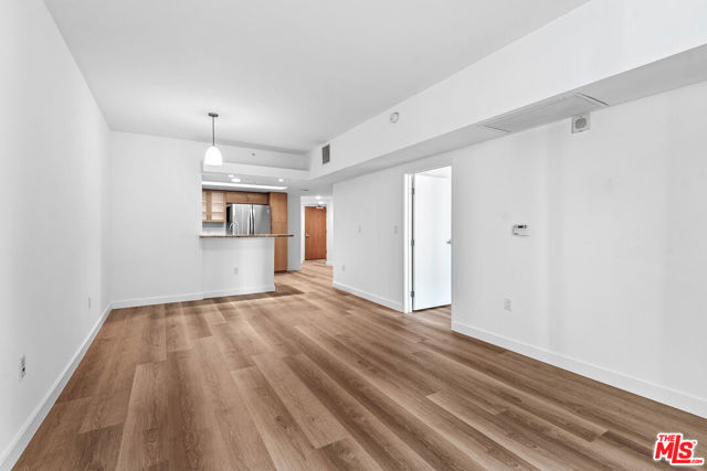 13700 Marina Pointe Drive, Marina del Rey CA: https://media.crmls.org/mediaz/ac4e973f-ee4d-495d-9c67-4824e419176e.jpg