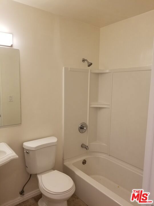 11059 CALIFA Street photo 19
