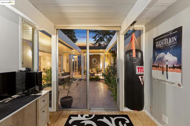 5345 Crown Ct, Castro Valley CA: https://media.crmls.org/mediaz/ac4ec654-0c1a-4273-8f0a-8f214cf4110a.jpg