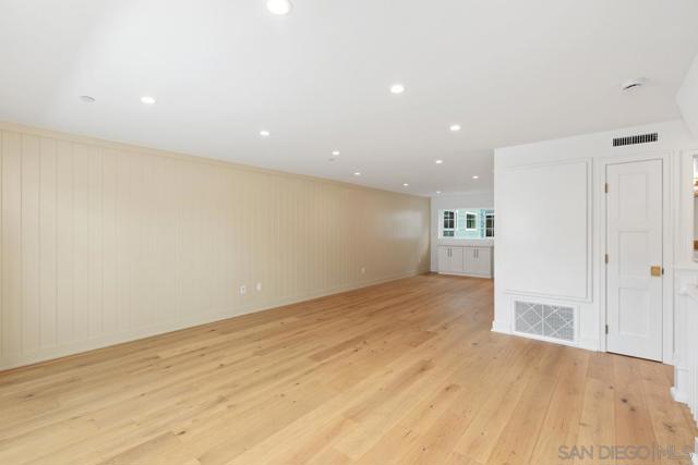 551 Orange Ave, Coronado CA: https://media.crmls.org/mediaz/ac4ecf41-9f37-4631-8ee0-2f546d077178.jpg