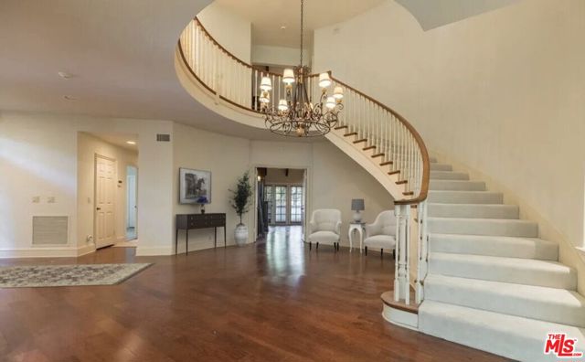 12386 Ridge Circle, Los Angeles CA: https://media.crmls.org/mediaz/ac4f4032-6049-4246-99f2-aa2d4b500c5a.jpg