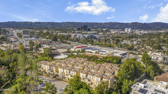 5200 Premiere Hills Circle, Woodland Hills CA: https://media.crmls.org/mediaz/ac514c8b-8ec4-40b2-97d7-91e0f09e1e6a.jpg