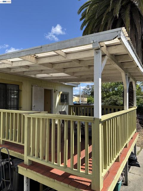 663 25TH Street, Oakland CA: https://media.crmls.org/mediaz/ac51da5e-125a-4cc1-92bc-bb93cafc3fde.jpg