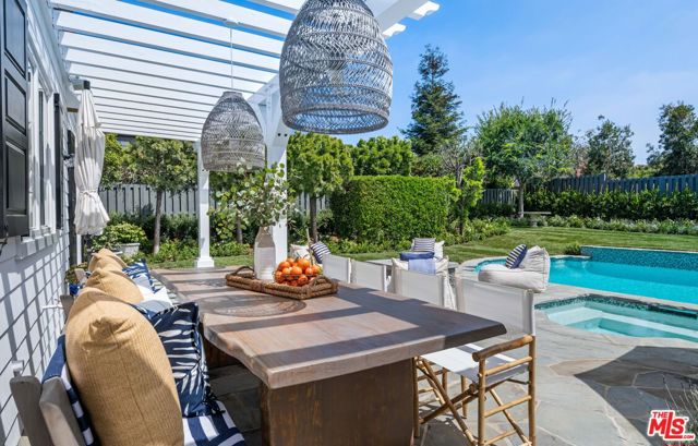 28870 Hampton Place, Malibu CA: https://media.crmls.org/mediaz/ac52a721-a003-41ec-82a0-1ae9691fa4e0.jpg