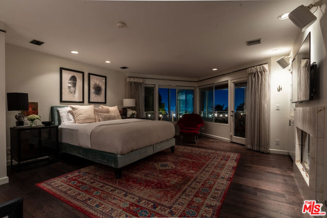 2224 Hercules Drive, Los Angeles CA: https://media.crmls.org/mediaz/ac52cb4e-3aee-4d17-b61d-db6e5cc130ed.jpg
