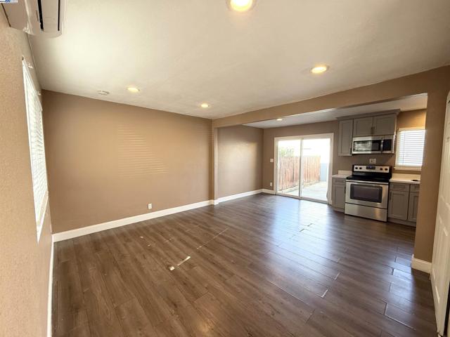 989 Palm Cir, Tracy CA: https://media.crmls.org/mediaz/ac538c1e-fe9a-4b00-9aef-8731c7e9da70.jpg
