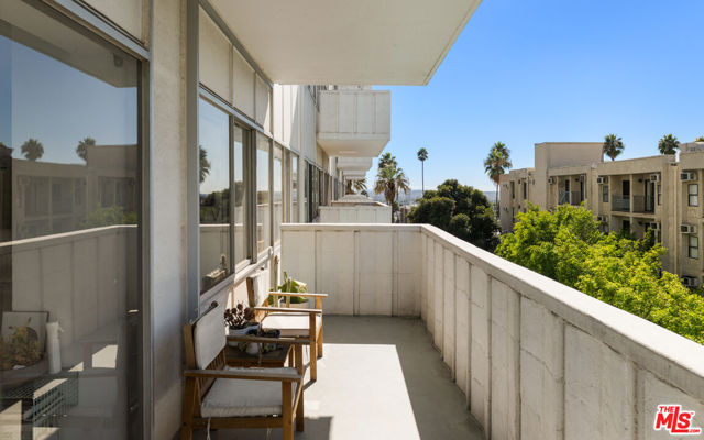 7135 Hollywood Boulevard, Los Angeles CA: https://media.crmls.org/mediaz/ac56be73-ac59-42c6-9670-c88bca3e4230.jpg