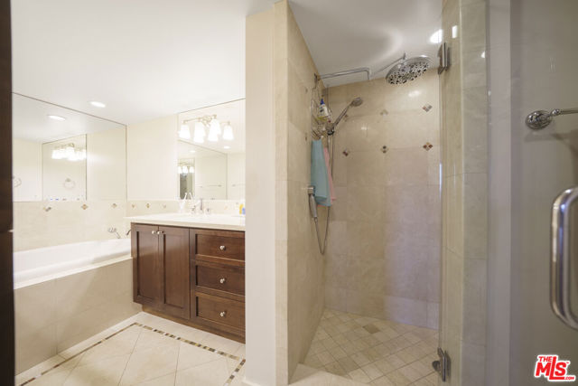 642 Hermosa Avenue, Hermosa Beach CA: https://media.crmls.org/mediaz/ac582970-440c-4221-889f-fa8344f007e4.jpg