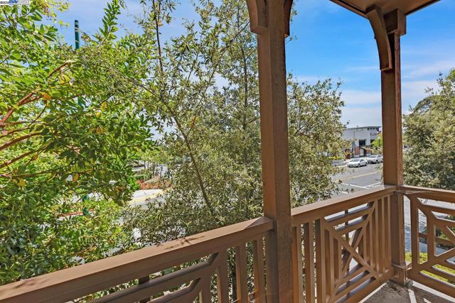 2683 5Th St, Alameda CA: https://media.crmls.org/mediaz/ac58516e-713f-4163-8688-02a34f4703b4.jpg