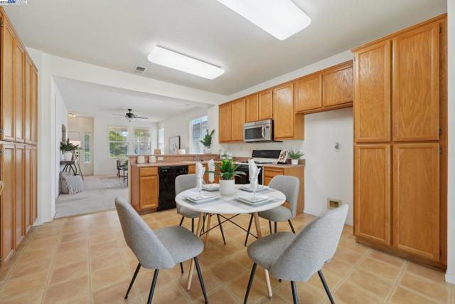 491 Central Park Pl, Brentwood CA: https://media.crmls.org/mediaz/ac58d1f5-eef9-4f76-aa0f-9a78f1213d5f.jpg