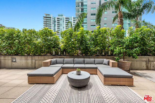 13600 Marina Pointe Drive, Marina del Rey CA: https://media.crmls.org/mediaz/ac5a2ece-e035-4868-a154-5bc6346f6bbc.jpg