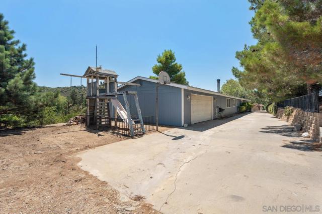 3511 Lakeview Dr, Julian CA: https://media.crmls.org/mediaz/ac5a32da-f7cb-4b9b-8416-bdd6d48a45d4.jpg