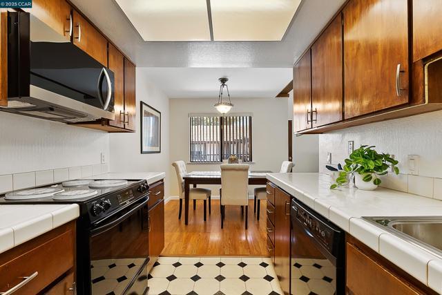 1383 Hull Ln, Martinez CA: https://media.crmls.org/mediaz/ac5b5a7e-e07e-4c37-8bfd-bf854d86a5da.jpg