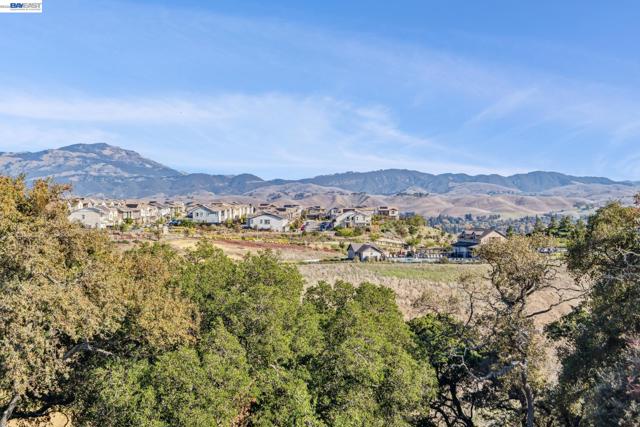 57109 Via Vicenza, San Ramon CA: https://media.crmls.org/mediaz/ac5c2e8d-7e15-4696-b424-bfa2454640cd.jpg