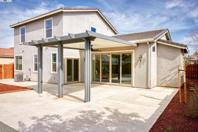 115 Lemon Blossom Ln, Patterson CA: https://media.crmls.org/mediaz/ac5d6549-fc37-4ba4-8d24-b252e8de459a.jpg