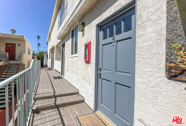 942 7th Street, Santa Monica CA: https://media.crmls.org/mediaz/ac5e2c38-f797-496b-9568-441ada6ab05b.jpg