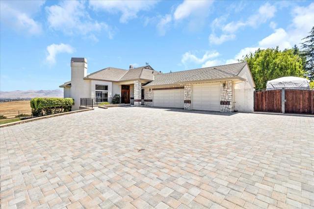 275 Nicholson Drive, Hollister CA: https://media.crmls.org/mediaz/ac5ede21-2e79-4629-8fda-9a2f8871439d.jpg