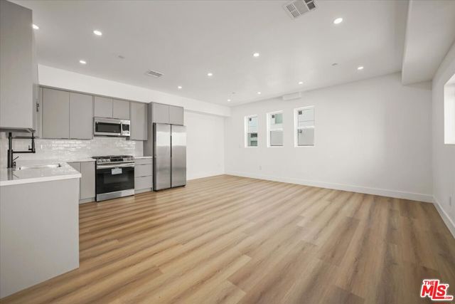 910 N Hudson Avenue, Los Angeles CA: https://media.crmls.org/mediaz/ac5f82ef-ea6e-433b-b0bd-94edf645ceed.jpg