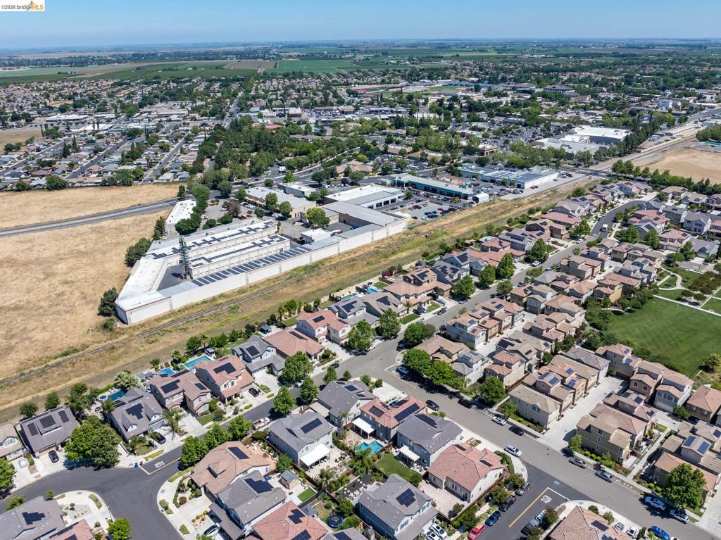 https://media.crmls.org/mediaz/ac5fdb84-b702-40f2-97fc-7712bb4c3da3.jpg?preset=X-Large