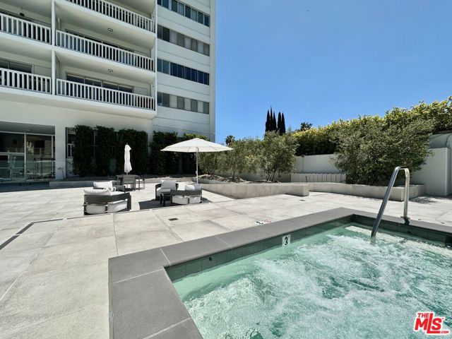 999 N Doheny Drive, West Hollywood CA: https://media.crmls.org/mediaz/ac6018a2-08bf-47da-a8ec-aebc54d9554f.jpg