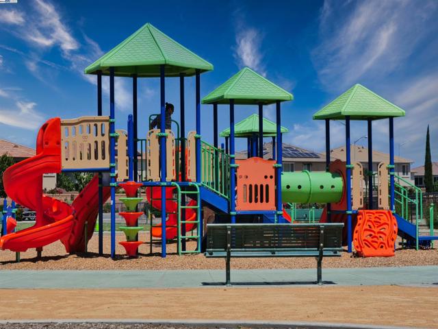 2419 Sienna Dr, Pittsburg CA: https://media.crmls.org/mediaz/ac617bb3-7e2b-48e3-884c-e245df3942aa.jpg