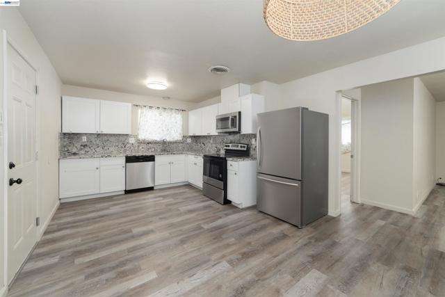 324 Eva Ct, Manteca CA: https://media.crmls.org/mediaz/ac62482e-c03d-4397-b6fd-d6b605bb457c.jpg