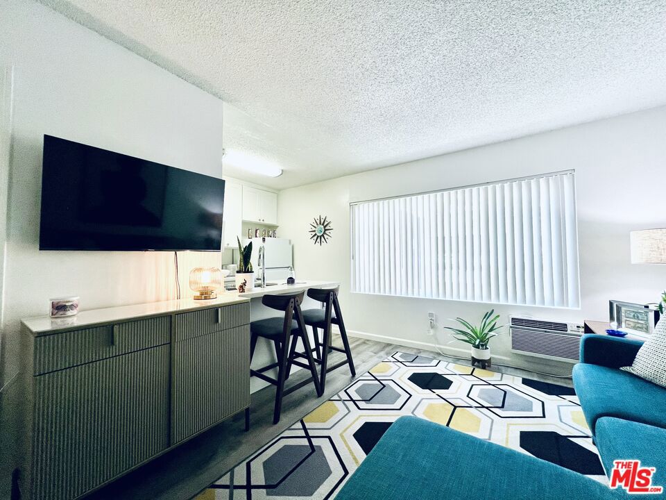 https://media.crmls.org/mediaz/ac62ed0b-42e0-43c6-8202-134d1067ae59.jpg?preset=X-Large