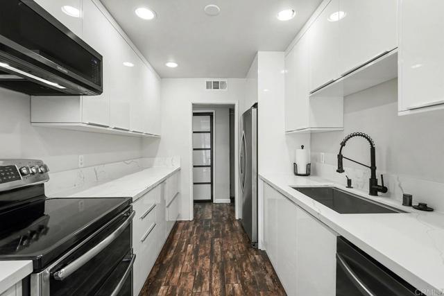 Detail Gallery Image 4 of 39 For 14141 Dickens St #111,  Sherman Oaks,  CA 91423 - 2 Beds | 2 Baths